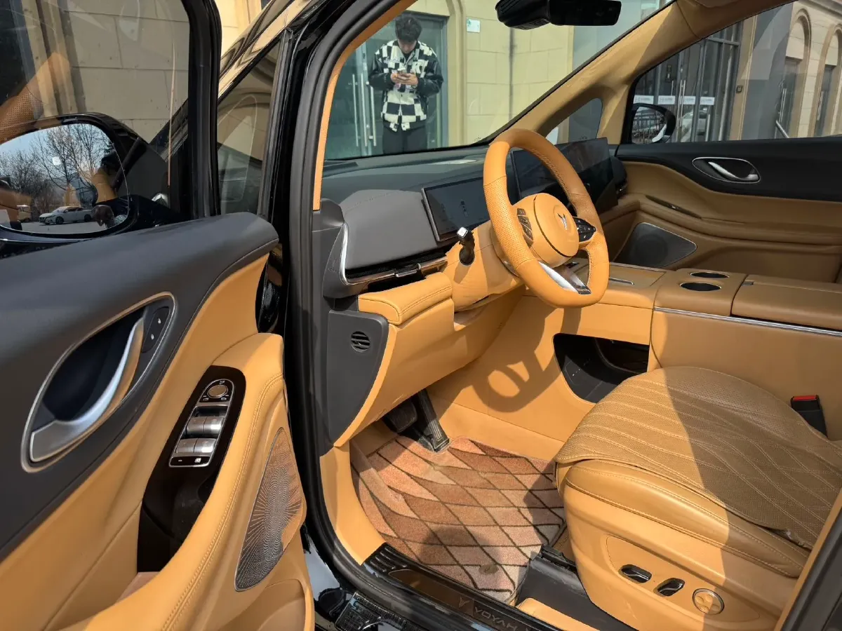 2025 Voyah Dream 1.5T 150HP L4 PHEV 41.7KWH,autocango,china used car exporter,china ev exporter,chinese used car exporter,chinese used ev exporter