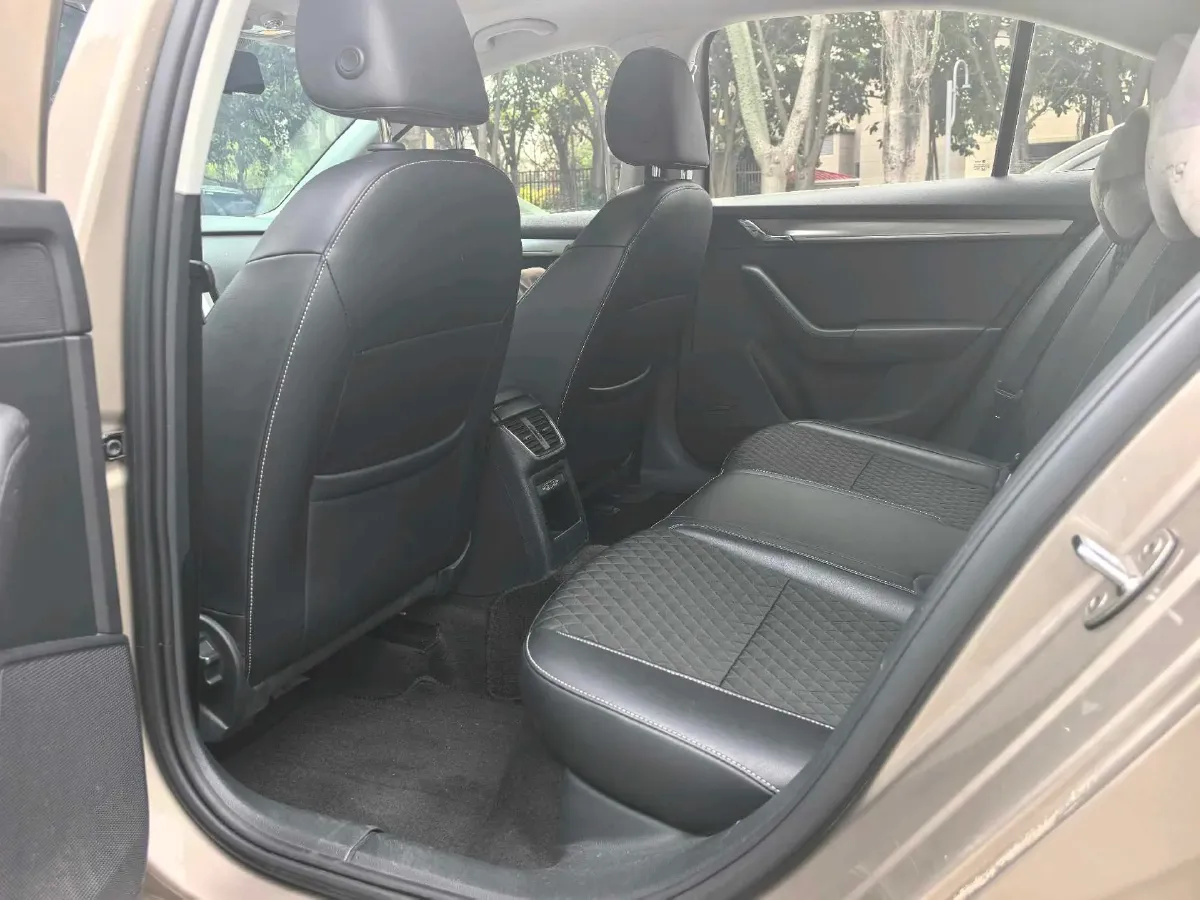 2018 Skoda Octavia 1.6L 110HP L4 6AT,autocango,china used car exporter,china ev exporter,chinese used car exporter,chinese used ev exporter