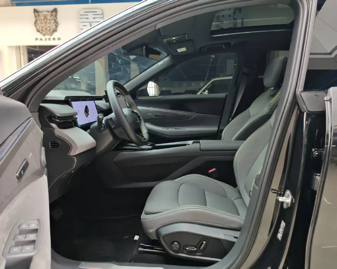 2025 LYNK&CO 08 EM-P 1.5T 163HP L4 3DHT PHEV 21.2KWH,autocango,china used car exporter,china ev exporter,chinese used car exporter,chinese used ev exporter