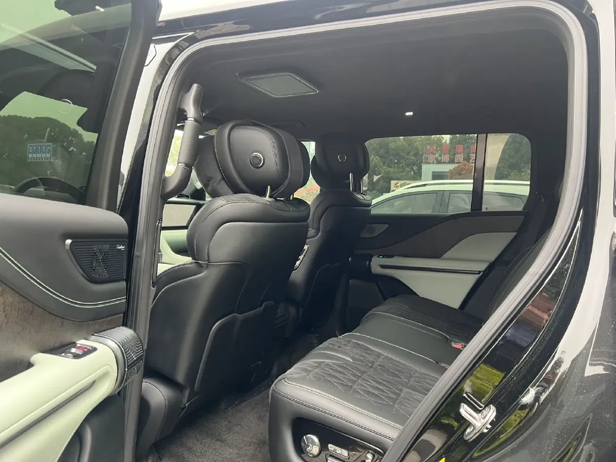 2024 YangWang U8 2.0T 272HP L4 REEV 49.05KWH,autocango,china used car exporter,china ev exporter,chinese used car exporter,chinese used ev exporter