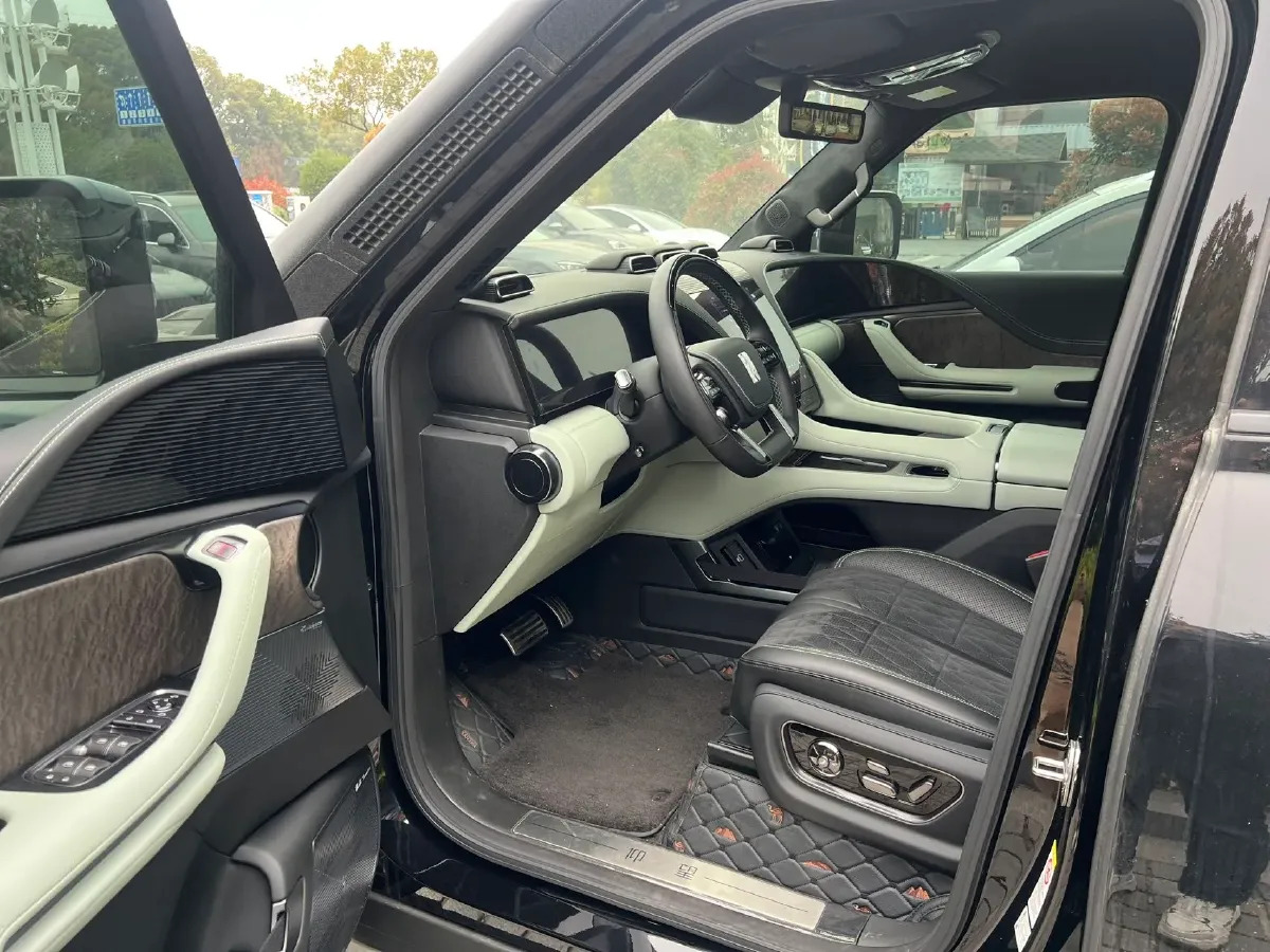 2024 YangWang U8 2.0T 272HP L4 REEV 49.05KWH,autocango,china used car exporter,china ev exporter,chinese used car exporter,chinese used ev exporter