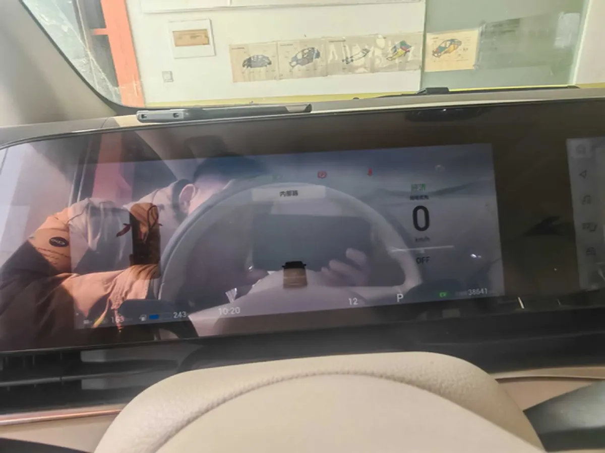 2024 Voyah Dream 1.5T 150HP L4 PHEV 43KWH,autocango,china used car exporter,china ev exporter,chinese used car exporter,chinese used ev exporter