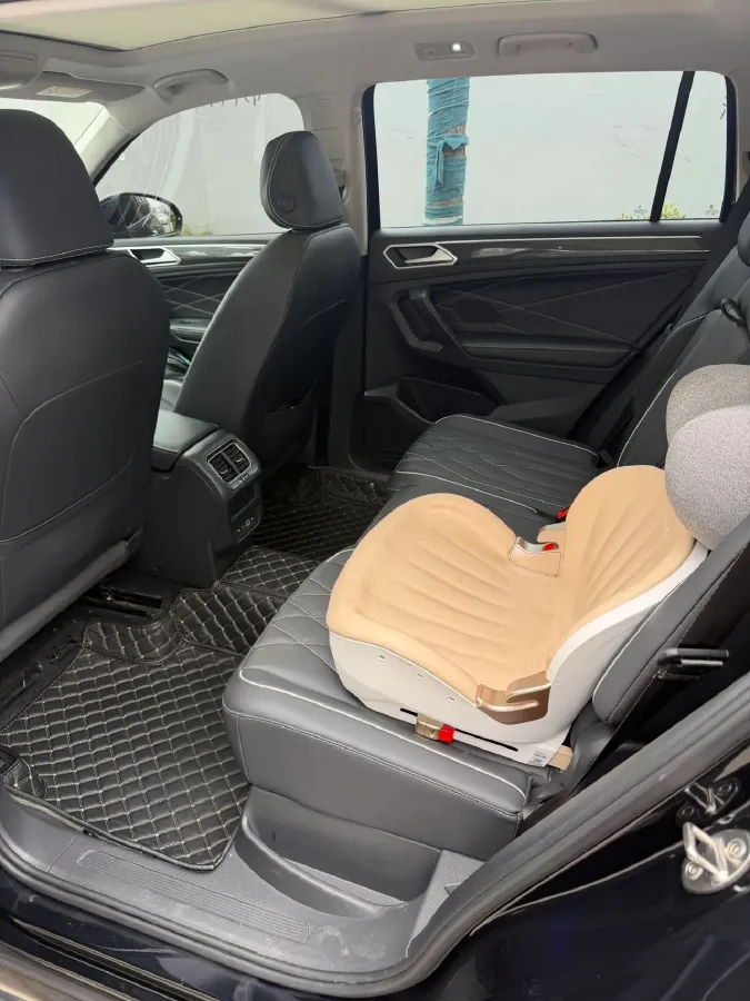 2024 Volkswagen Tiguan L 2.0T 186HP L4 7DCT,autocango,china used car exporter,china ev exporter,chinese used car exporter,chinese used ev exporter