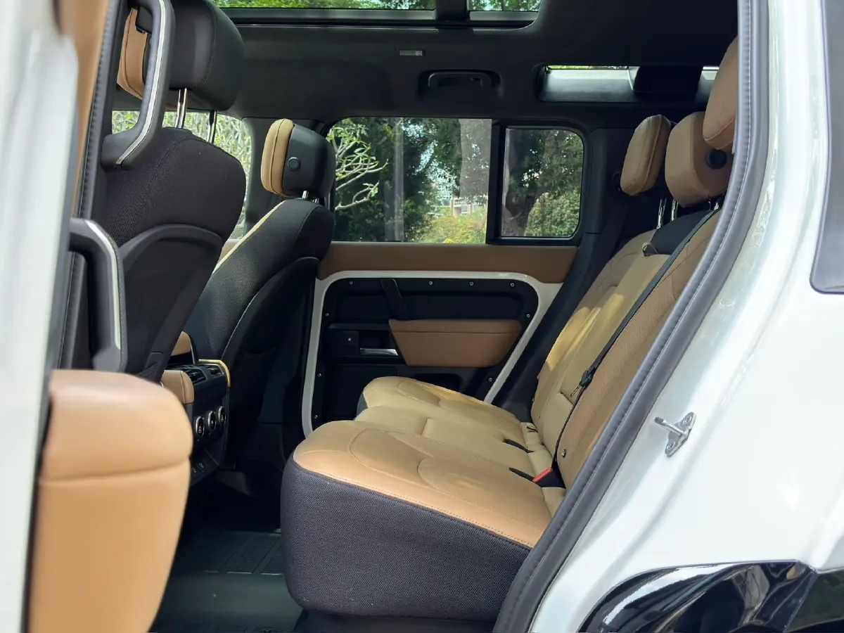 2025 Land Rover Defender 3.0T 400HP L6 8AT,autocango,china used car exporter,china ev exporter,chinese used car exporter,chinese used ev exporter