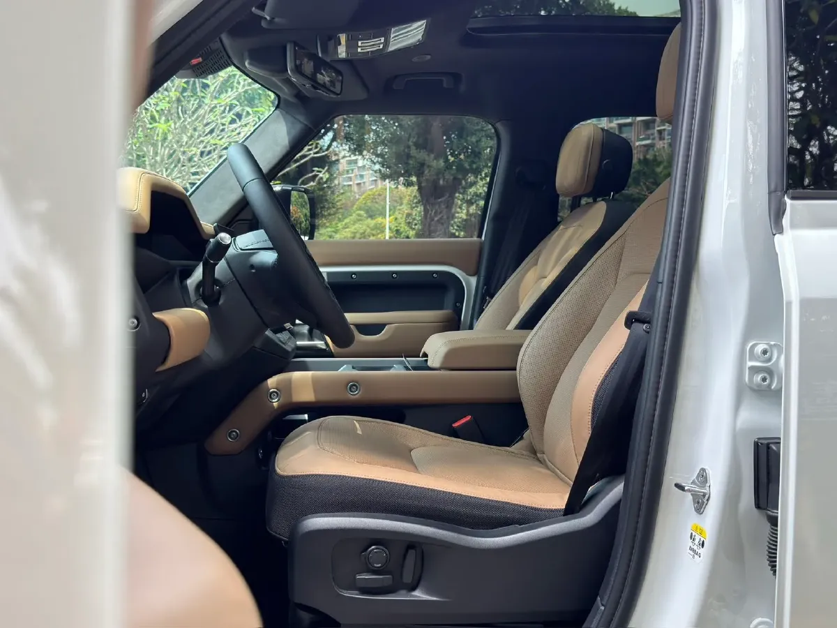 2025 Land Rover Defender 3.0T 400HP L6 8AT,autocango,china used car exporter,china ev exporter,chinese used car exporter,chinese used ev exporter