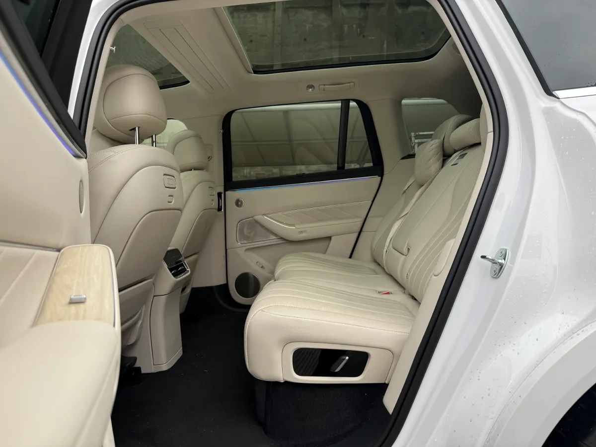 2025 AITO AITO M8 REEV 160HP REEV 53.4KWH,autocango,china used car exporter,china ev exporter,chinese used car exporter,chinese used ev exporter