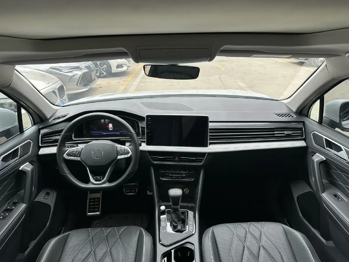 2024 Volkswagen Tiguan L 2.0T 186HP L4 7DCT,autocango,china used car exporter,china ev exporter,chinese used car exporter,chinese used ev exporter