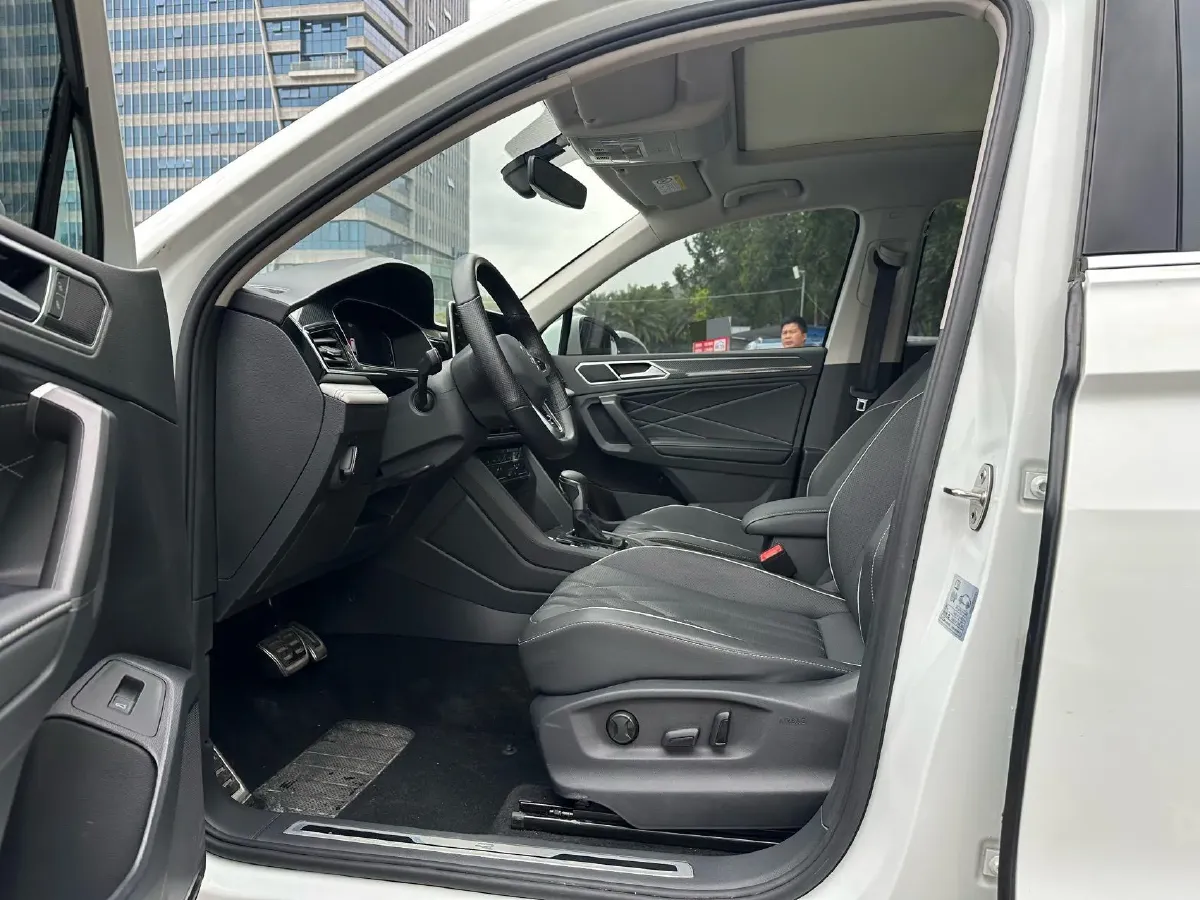 2024 Volkswagen Tiguan L 2.0T 186HP L4 7DCT,autocango,china used car exporter,china ev exporter,chinese used car exporter,chinese used ev exporter