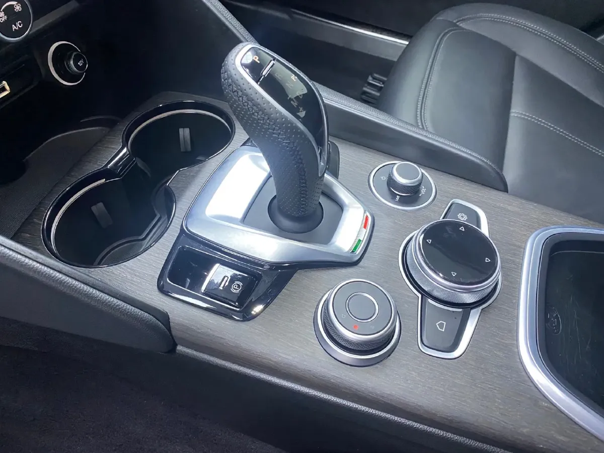 2022 Alfa Romeo Giulia 2.0T 280HP L4 8AT,autocango,china used car exporter,china ev exporter,chinese used car exporter,chinese used ev exporter