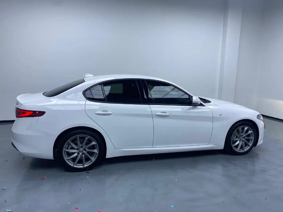 2022 Alfa Romeo Giulia 2.0T 280HP L4 8AT,autocango,china used car exporter,china ev exporter,chinese used car exporter,chinese used ev exporter