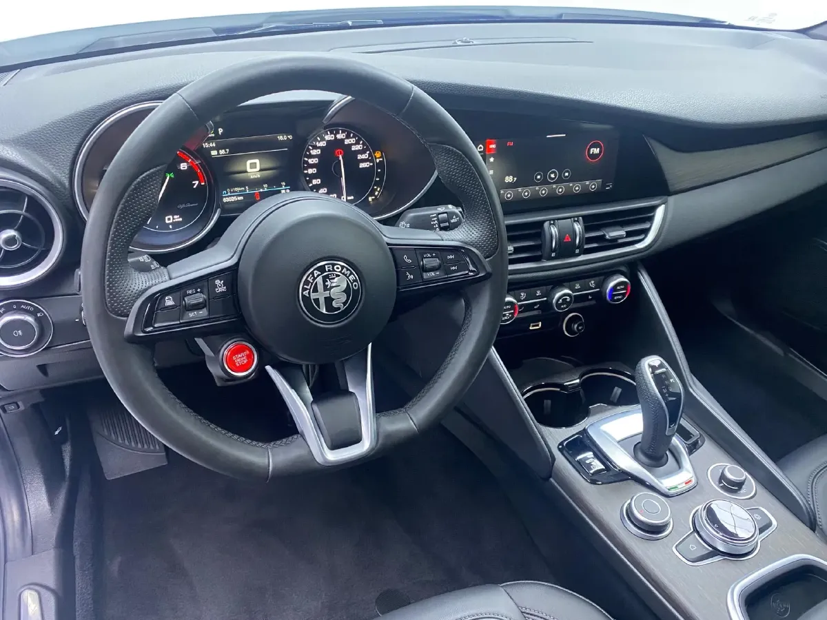 2022 Alfa Romeo Giulia 2.0T 280HP L4 8AT,autocango,china used car exporter,china ev exporter,chinese used car exporter,chinese used ev exporter