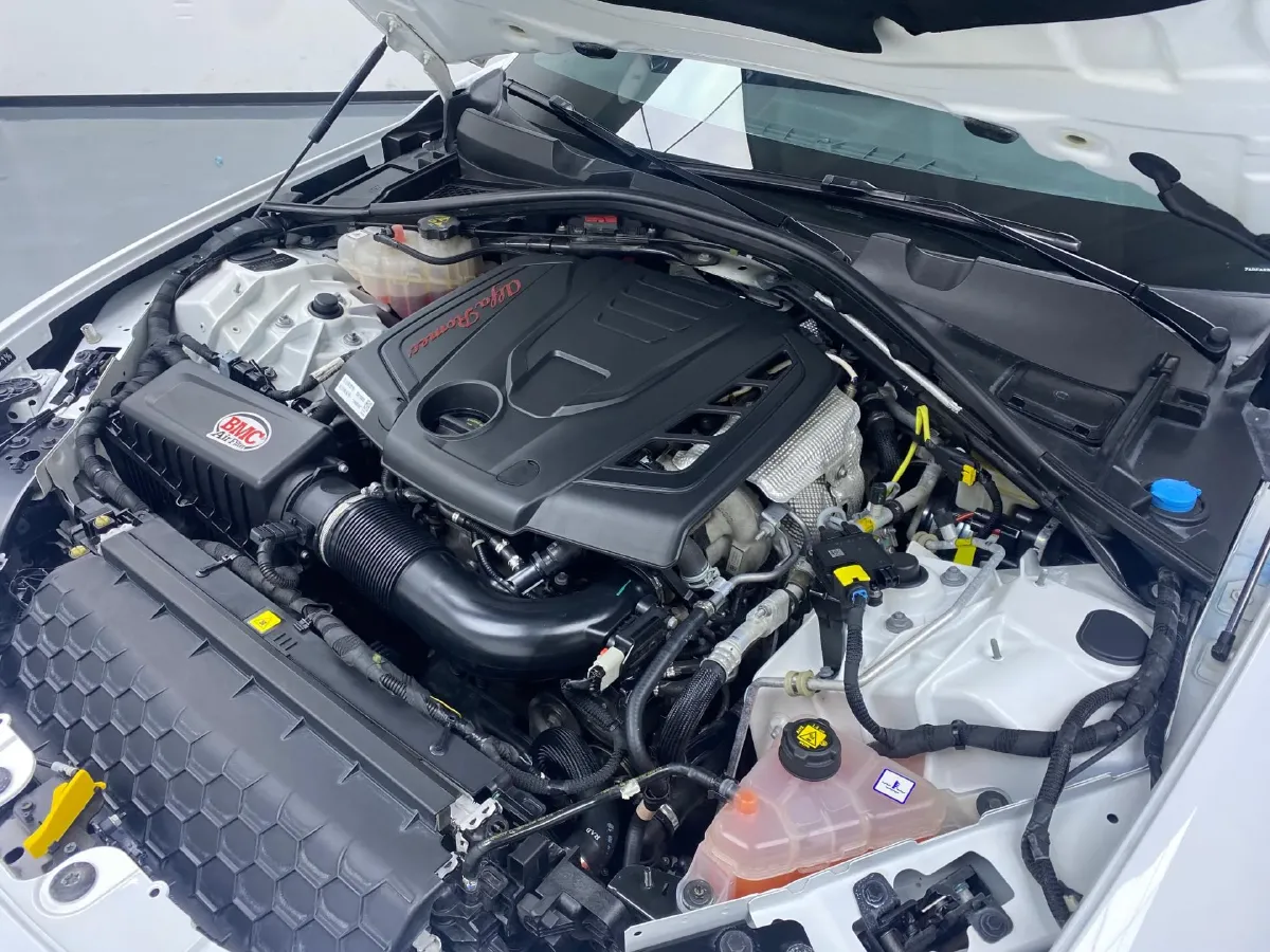 2022 Alfa Romeo Giulia 2.0T 280HP L4 8AT,autocango,china used car exporter,china ev exporter,chinese used car exporter,chinese used ev exporter