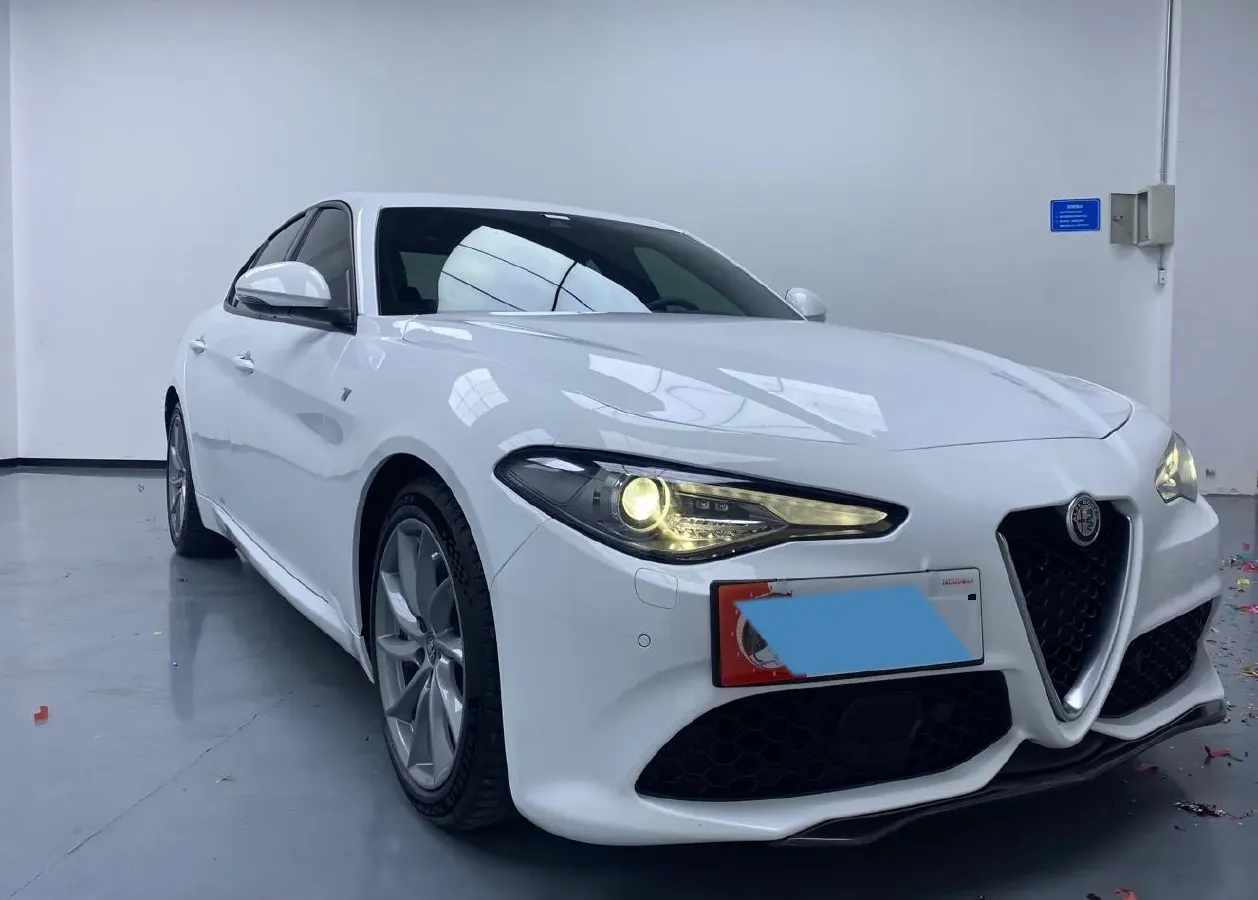 2022 Alfa Romeo Giulia 2.0T 280HP L4 8AT,autocango,china used car exporter,china ev exporter,chinese used car exporter,chinese used ev exporter
