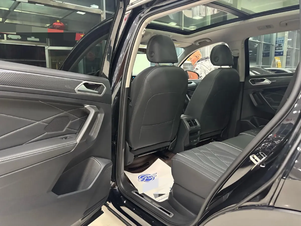 2024 Volkswagen Tiguan L 2.0T 186HP L4 7DCT,autocango,china used car exporter,china ev exporter,chinese used car exporter,chinese used ev exporter