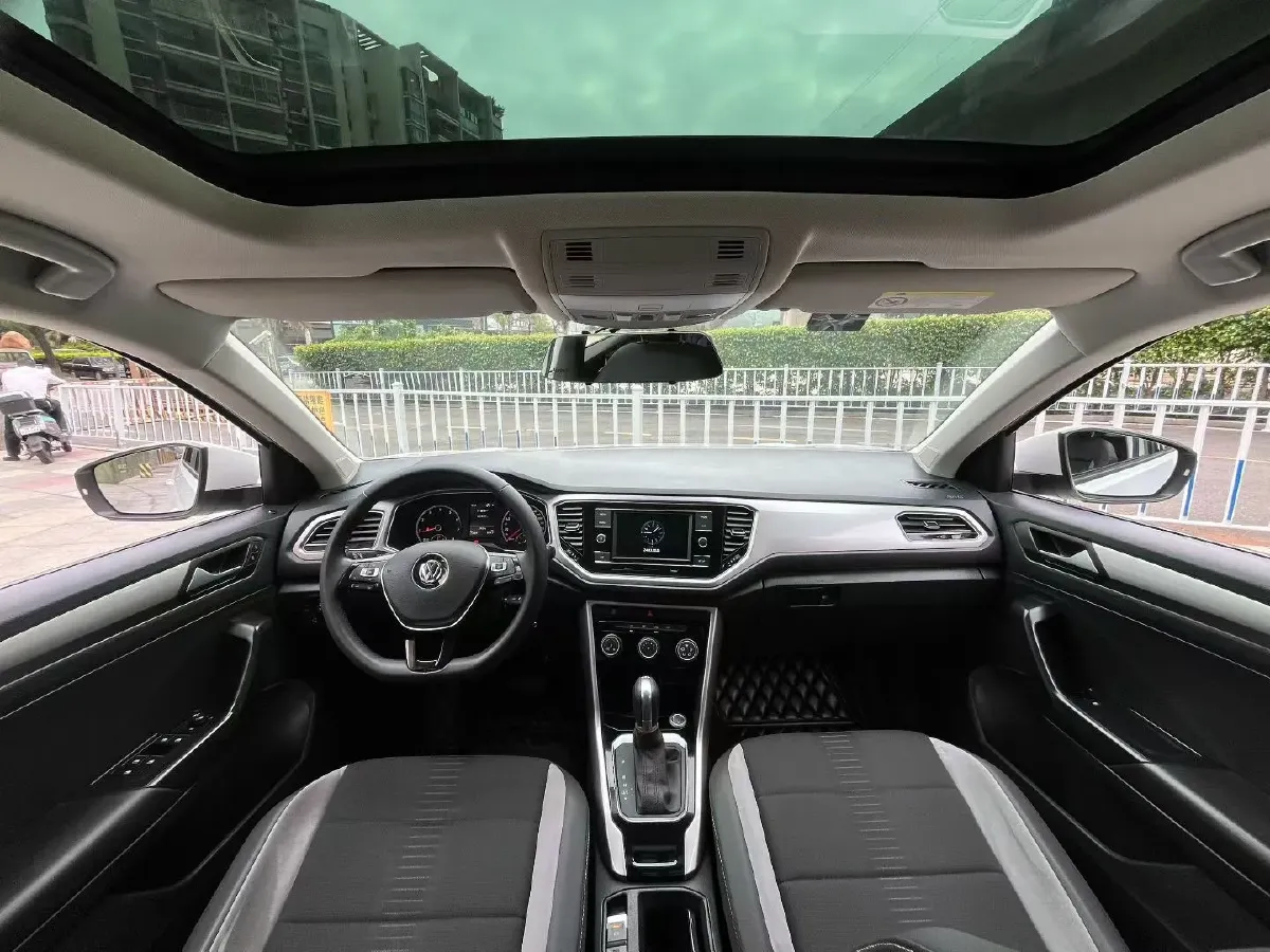 2020 Volkswagen T-Roc 1.4T 131HP L4 7DCT,autocango,china used car exporter,china ev exporter,chinese used car exporter,chinese used ev exporter