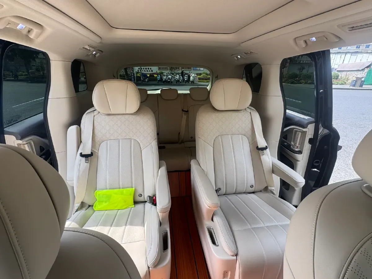 2024 Voyah Dream 1.5T 150HP L4 PHEV 43KWH,autocango,china used car exporter,china ev exporter,chinese used car exporter,chinese used ev exporter