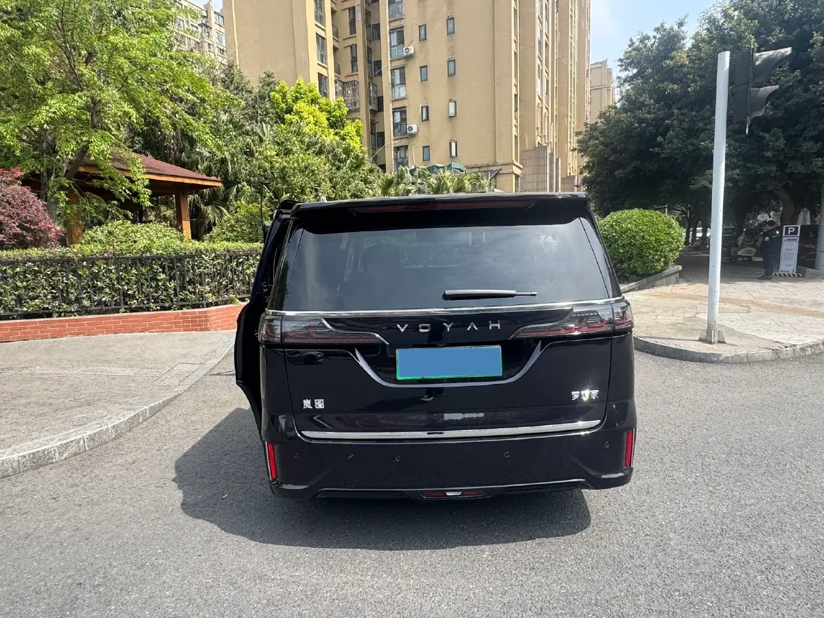 2024 Voyah Dream 1.5T 150HP L4 PHEV 43KWH,autocango,china used car exporter,china ev exporter,chinese used car exporter,chinese used ev exporter