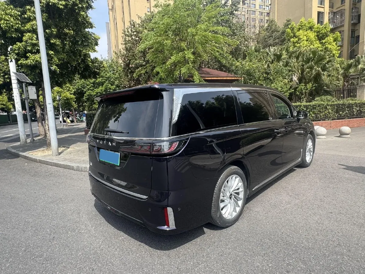 2024 Voyah Dream 1.5T 150HP L4 PHEV 43KWH,autocango,china used car exporter,china ev exporter,chinese used car exporter,chinese used ev exporter