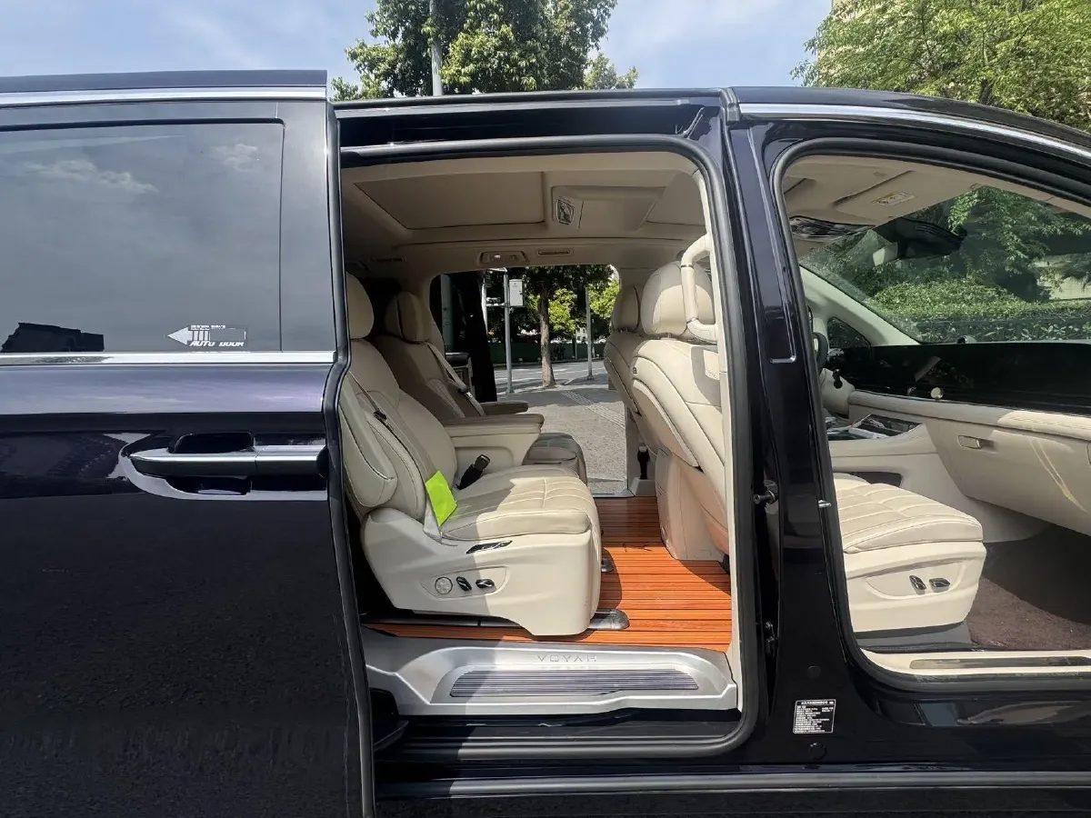 2024 Voyah Dream 1.5T 150HP L4 PHEV 43KWH,autocango,china used car exporter,china ev exporter,chinese used car exporter,chinese used ev exporter