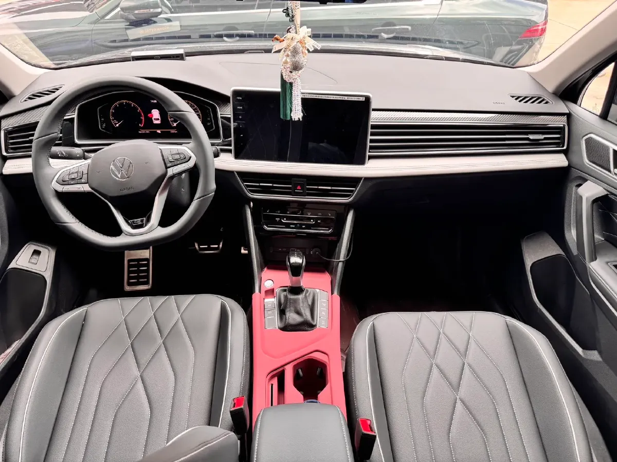 2025 Volkswagen Tiguan L 2.0T 186HP L4 7DCT,autocango,china used car exporter,china ev exporter,chinese used car exporter,chinese used ev exporter