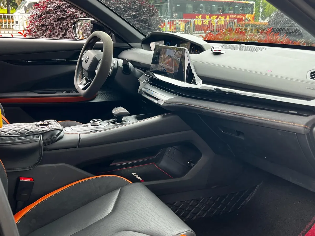 2023 ChangAn UNI-V 2.0T 233HP L4 8AT,autocango,china used car exporter,china ev exporter,chinese used car exporter,chinese used ev exporter