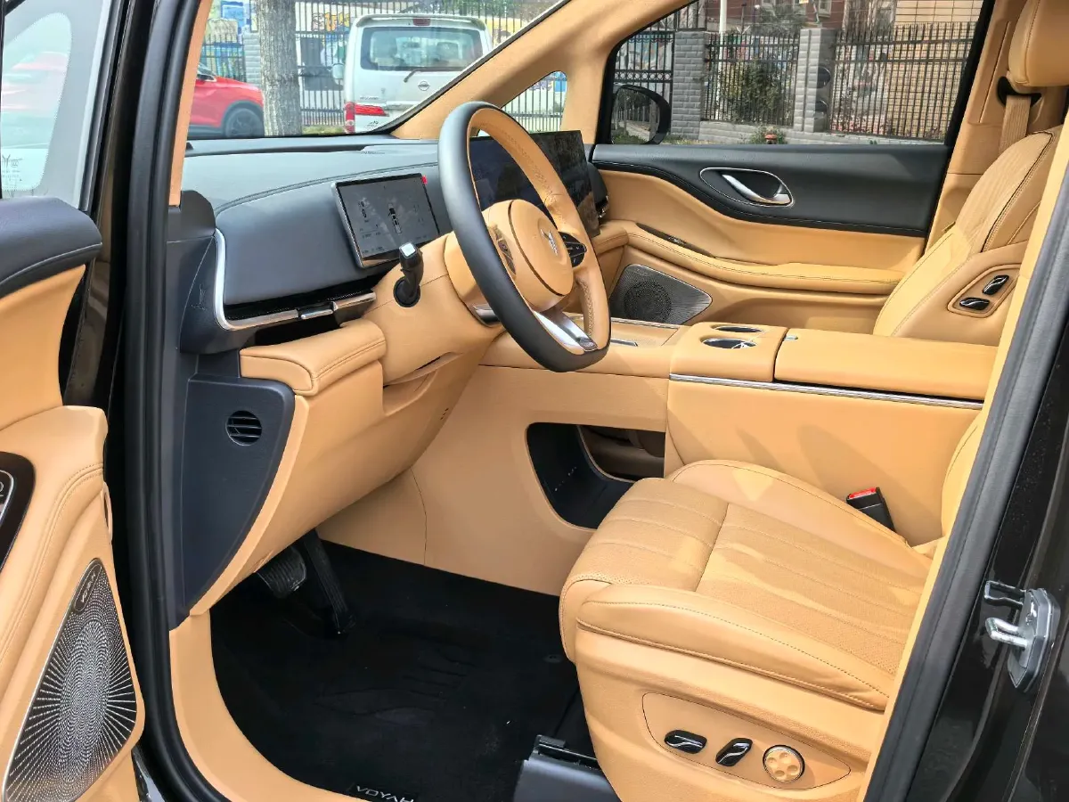 2025 Voyah Dream BEV 108.7KWH,autocango,china used car exporter,china ev exporter,chinese used car exporter,chinese used ev exporter