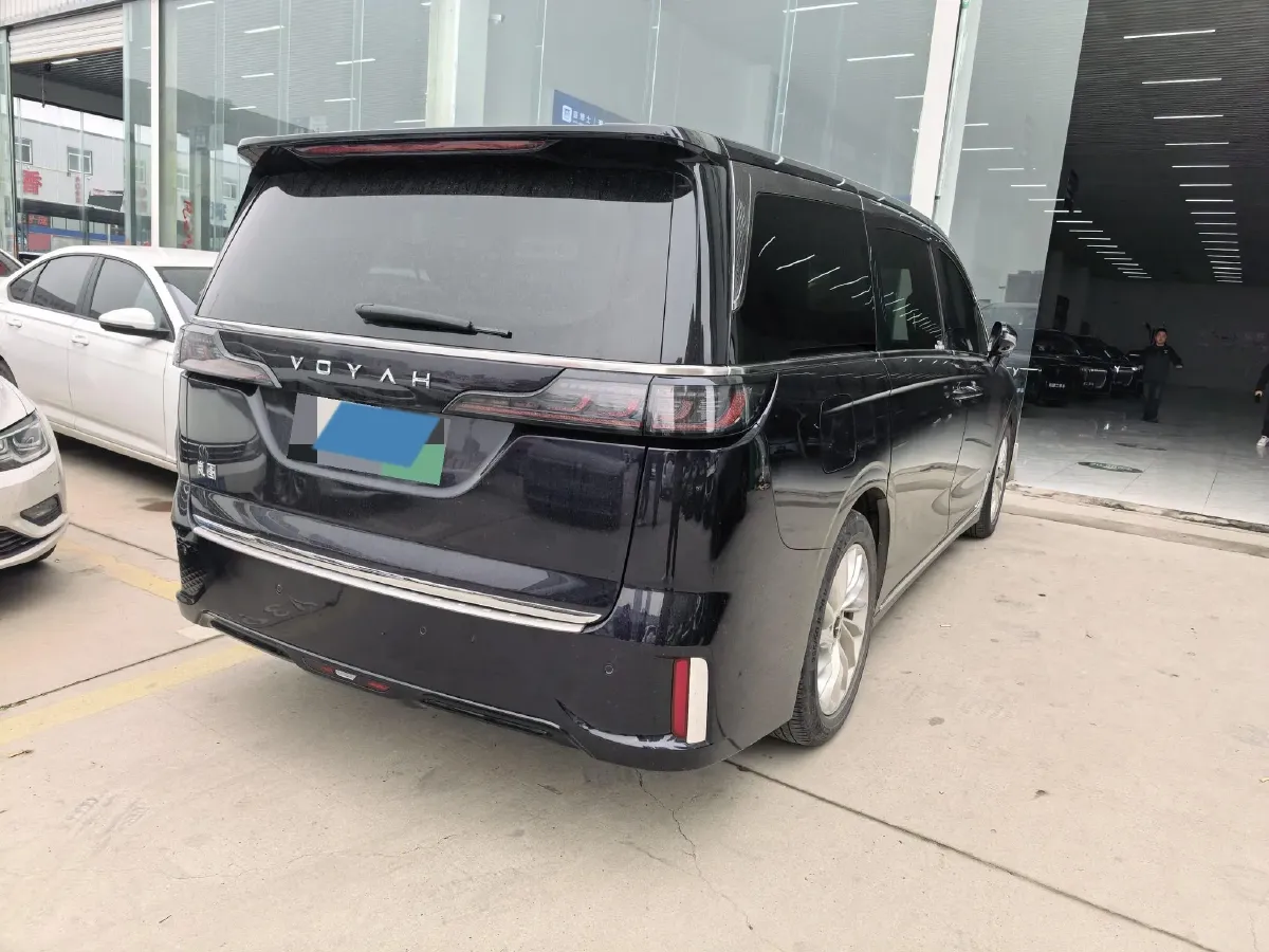 2024 Voyah Dream 1.5T 150HP L4 PHEV 43KWH,autocango,china used car exporter,china ev exporter,chinese used car exporter,chinese used ev exporter