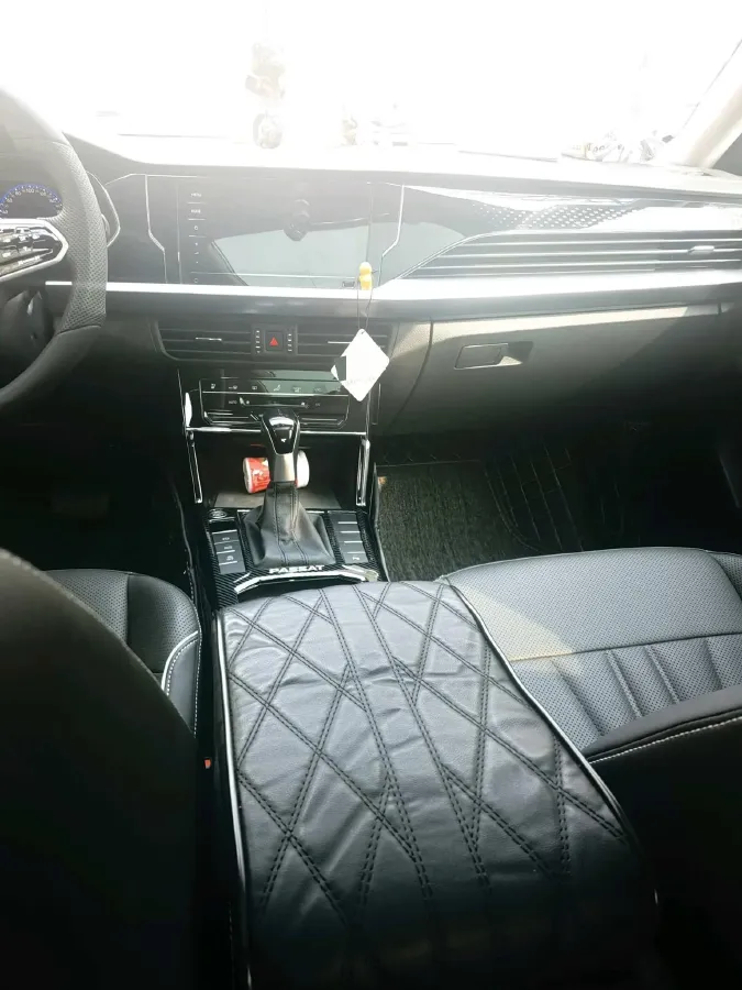 2024 Volkswagen Passat 2.0T 220HP L4 7DCT,autocango,china used car exporter,china ev exporter,chinese used car exporter,chinese used ev exporter