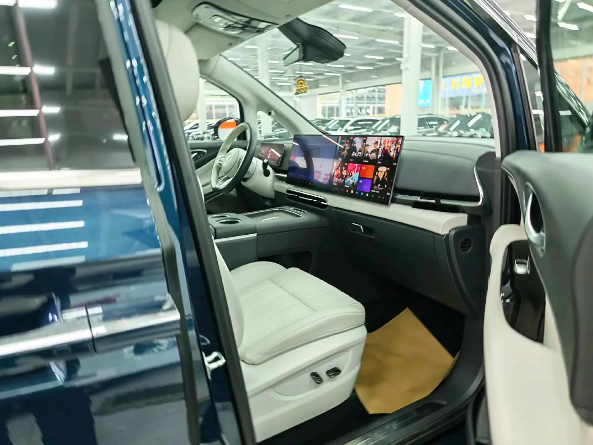 2025 Voyah Dream 1.5T 150HP L4 PHEV 41.7KWH,autocango,china used car exporter,china ev exporter,chinese used car exporter,chinese used ev exporter