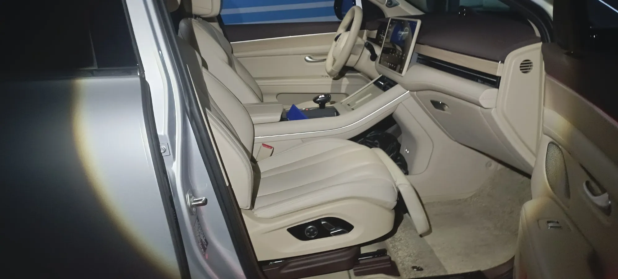 2024 AITO AITO M7 1.5T 152HP L4 REEV 42KWH,autocango,china used car exporter,china ev exporter,chinese used car exporter,chinese used ev exporter