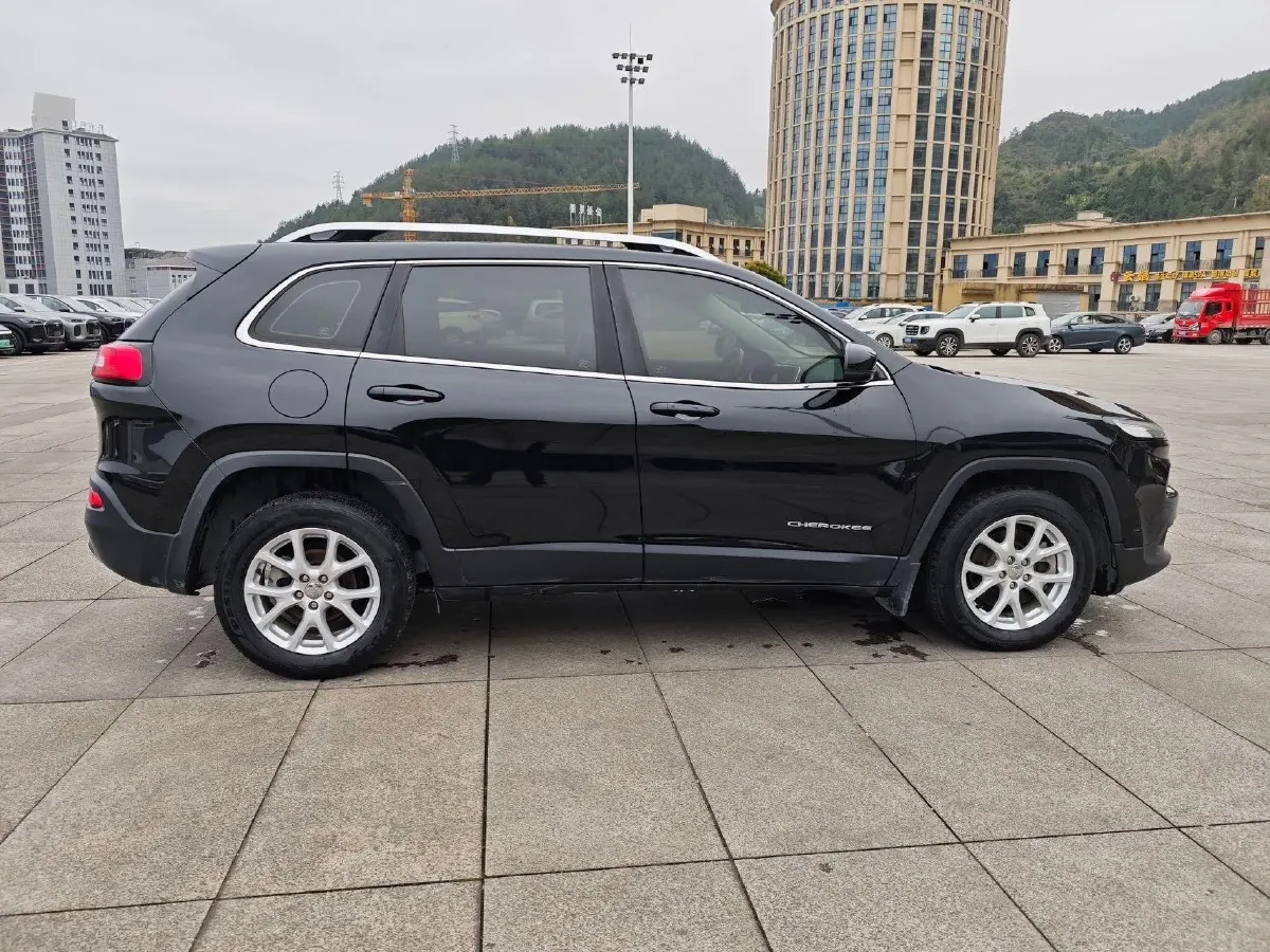 2017 Jeep Cherokee 2.0L 155HP L4 9AT,autocango,china used car exporter,china ev exporter,chinese used car exporter,chinese used ev exporter
