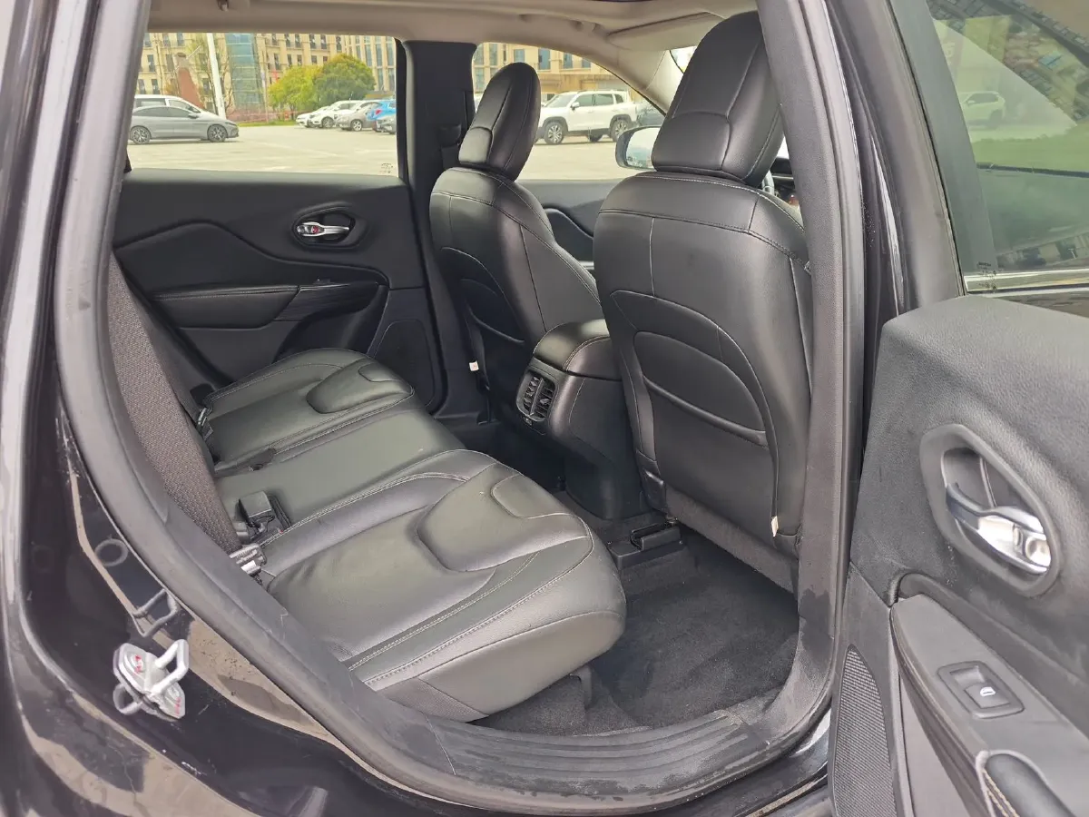 2017 Jeep Cherokee 2.0L 155HP L4 9AT,autocango,china used car exporter,china ev exporter,chinese used car exporter,chinese used ev exporter