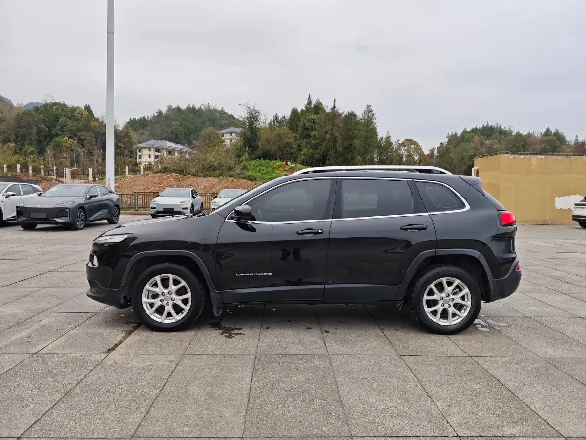 2017 Jeep Cherokee 2.0L 155HP L4 9AT,autocango,china used car exporter,china ev exporter,chinese used car exporter,chinese used ev exporter