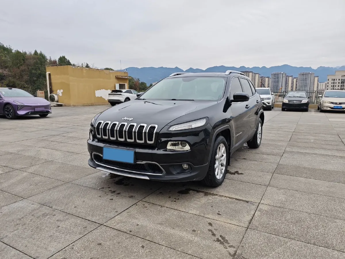 2017 Jeep Cherokee 2.0L 155HP L4 9AT,autocango,china used car exporter,china ev exporter,chinese used car exporter,chinese used ev exporter