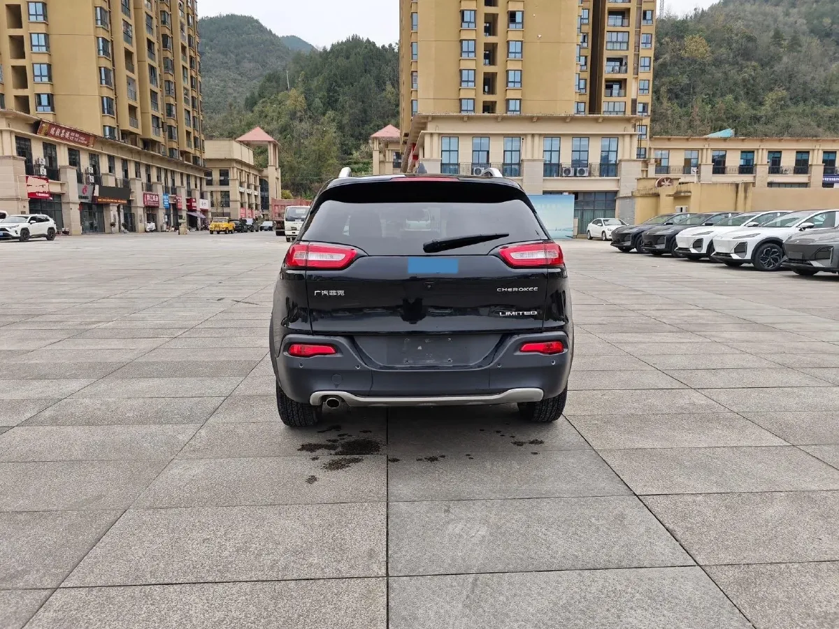 2017 Jeep Cherokee 2.0L 155HP L4 9AT,autocango,china used car exporter,china ev exporter,chinese used car exporter,chinese used ev exporter