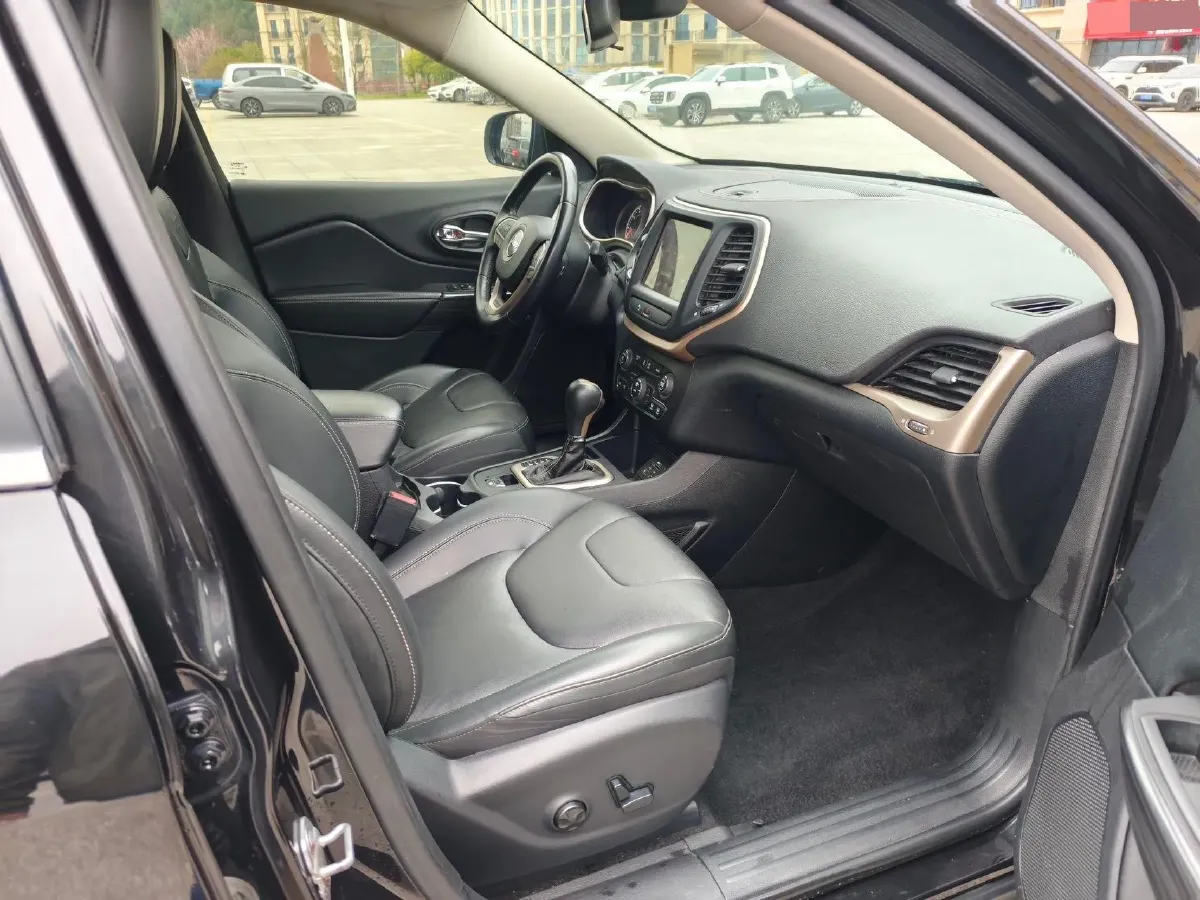 2017 Jeep Cherokee 2.0L 155HP L4 9AT,autocango,china used car exporter,china ev exporter,chinese used car exporter,chinese used ev exporter