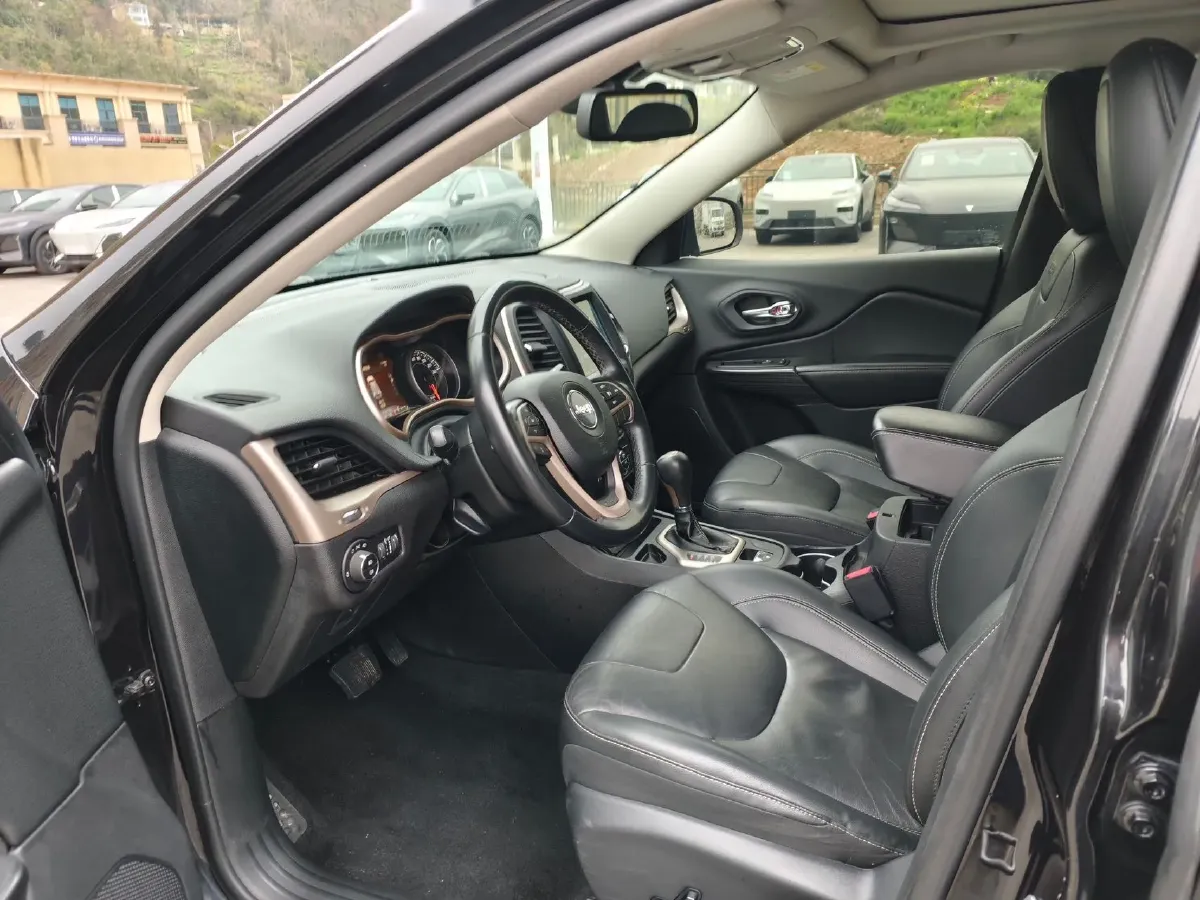 2017 Jeep Cherokee 2.0L 155HP L4 9AT,autocango,china used car exporter,china ev exporter,chinese used car exporter,chinese used ev exporter