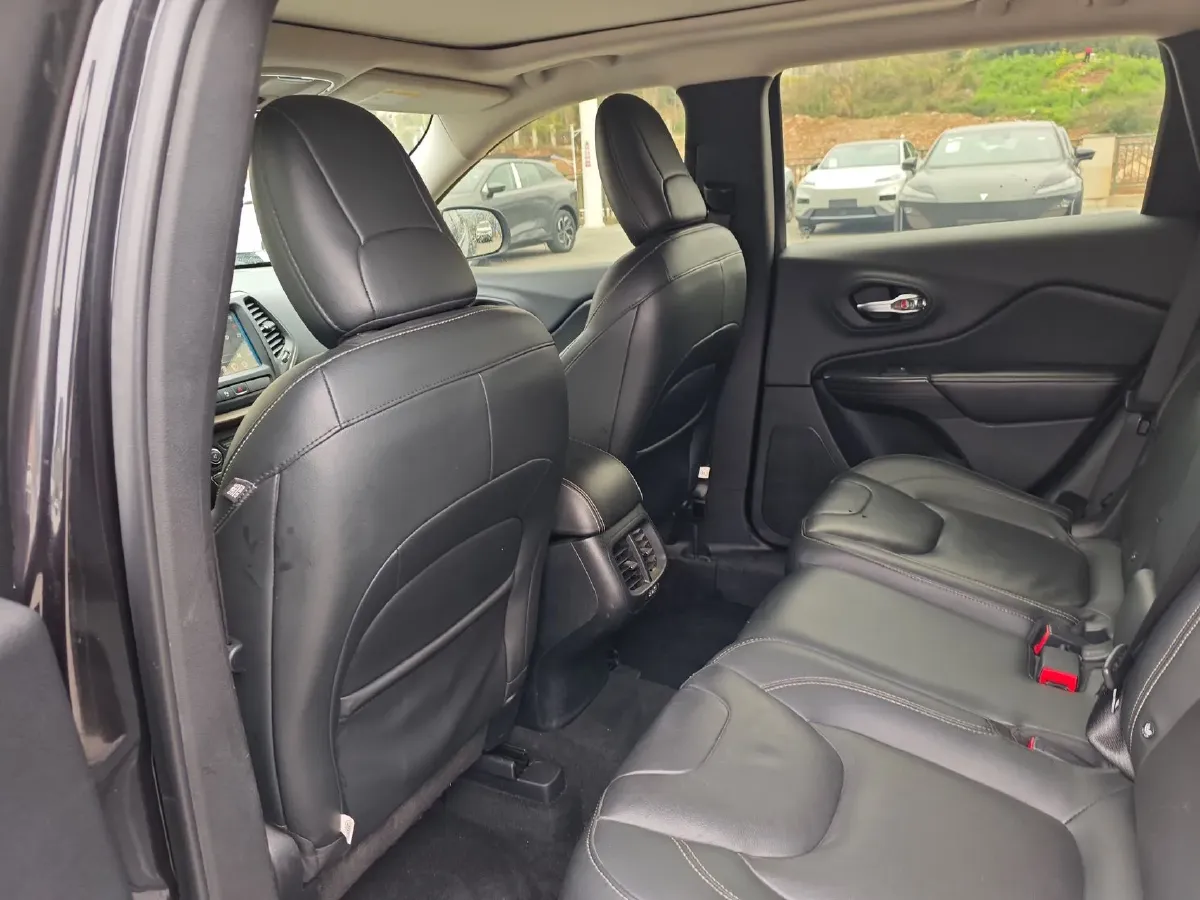 2017 Jeep Cherokee 2.0L 155HP L4 9AT,autocango,china used car exporter,china ev exporter,chinese used car exporter,chinese used ev exporter