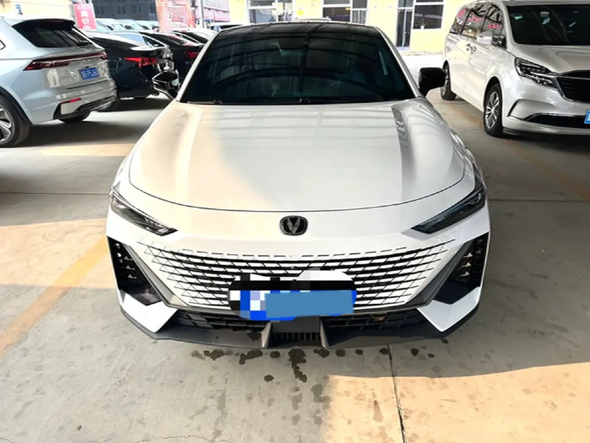 2022 ChangAn UNI-V 1.5T 188HP L4 7DCT,autocango,china used car exporter,china ev exporter,chinese used car exporter,chinese used ev exporter