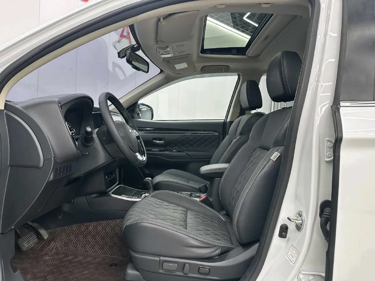 2021 Mitsubishi Outlander 2.0L 166HP L4 CVT,autocango,china used car exporter,china ev exporter,chinese used car exporter,chinese used ev exporter