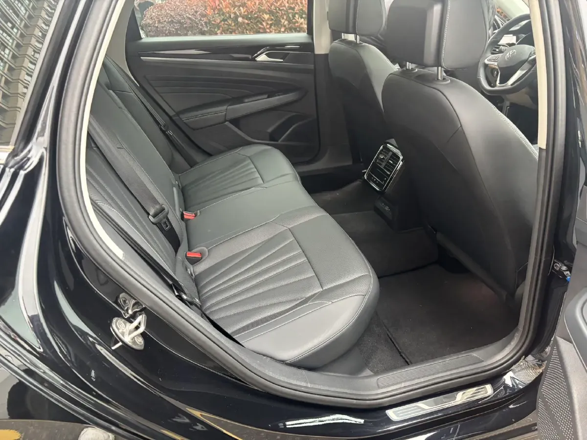 2025 Volkswagen Passat 2.0T 186HP L4 7DCT,autocango,china used car exporter,china ev exporter,chinese used car exporter,chinese used ev exporter