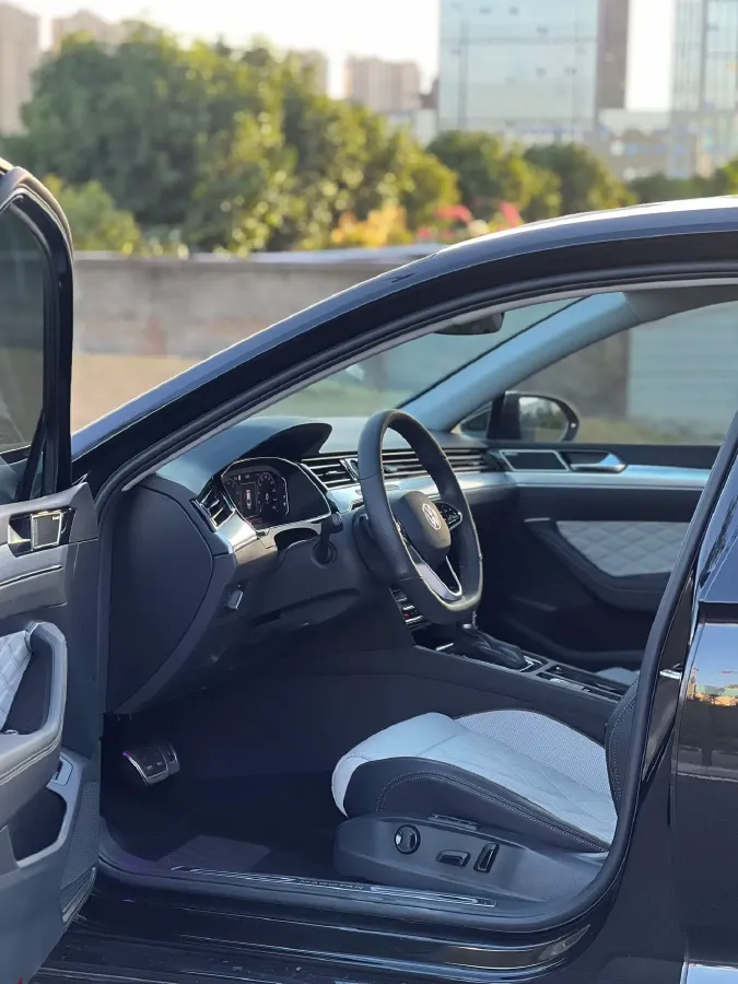 2023 Volkswagen Magotan 2.0T 220HP L4 7DCT,autocango,china used car exporter,china ev exporter,chinese used car exporter,chinese used ev exporter