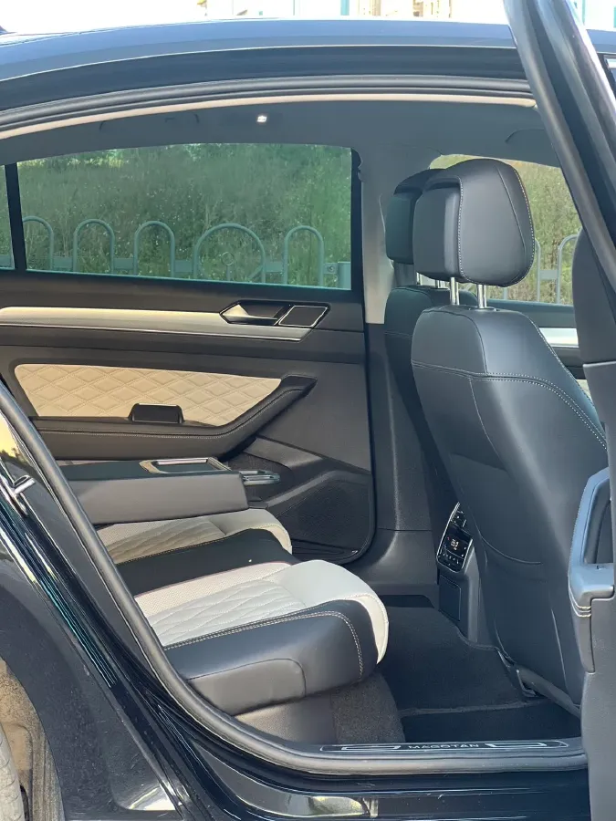 2023 Volkswagen Magotan 2.0T 220HP L4 7DCT,autocango,china used car exporter,china ev exporter,chinese used car exporter,chinese used ev exporter