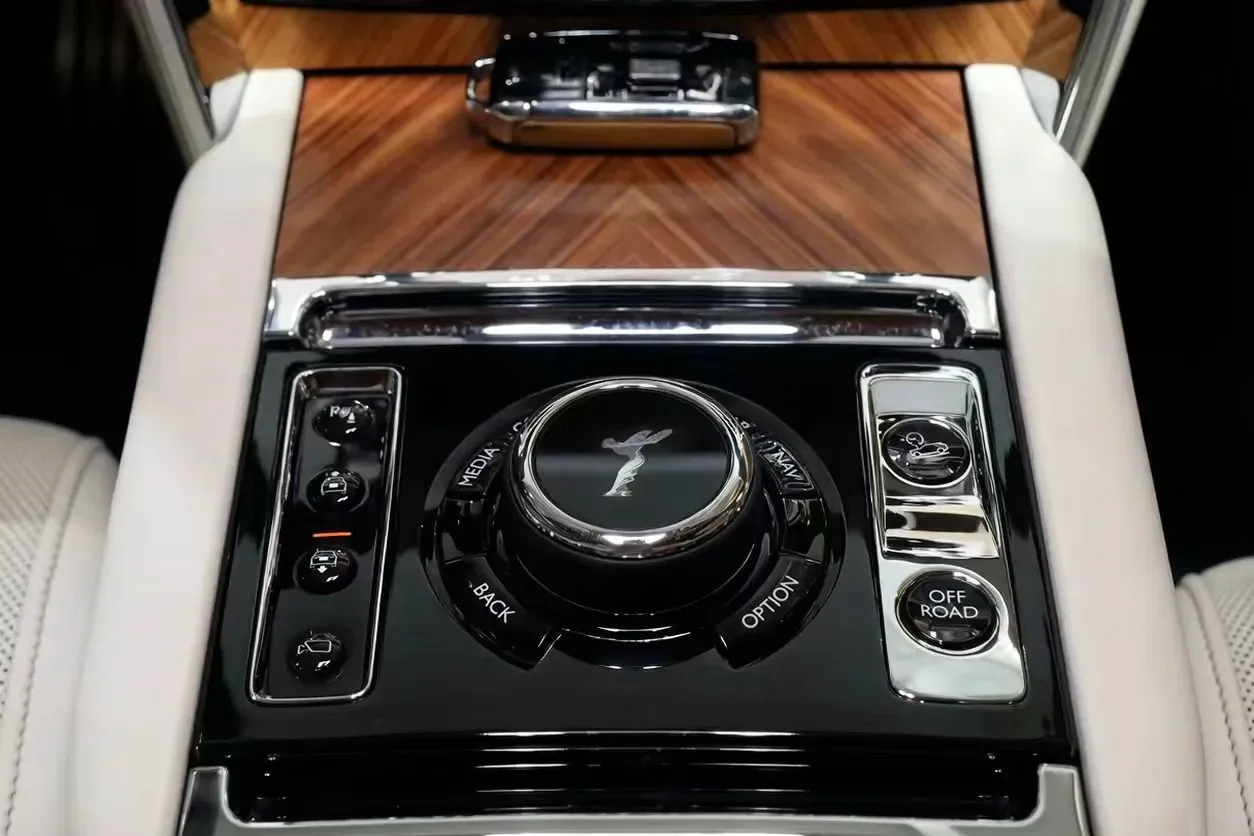 2018 Rolls-Royce Cullinan 6.7T 571HP V12 8AT,autocango,china used car exporter,china ev exporter,chinese used car exporter,chinese used ev exporter