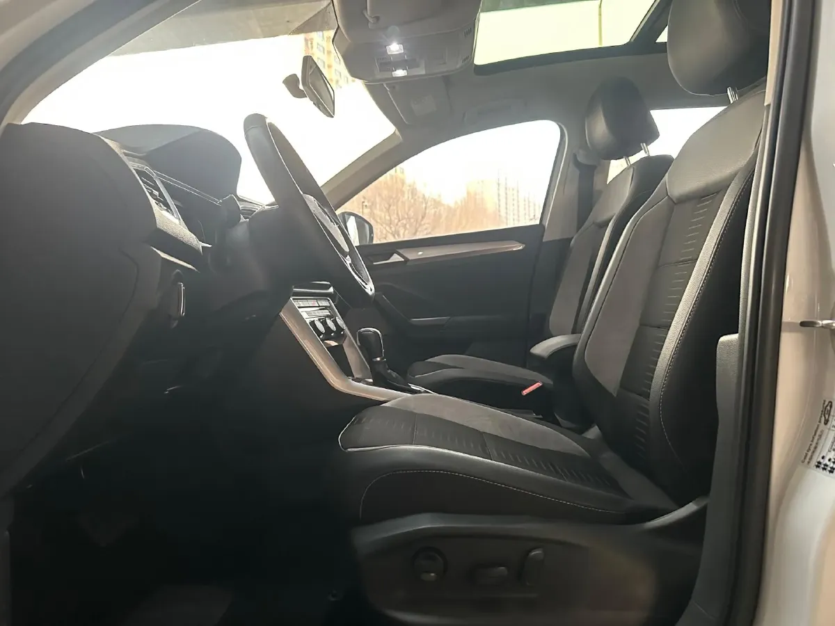 2022 Volkswagen T-Roc 1.4T 150HP L4 7DCT,autocango,china used car exporter,china ev exporter,chinese used car exporter,chinese used ev exporter