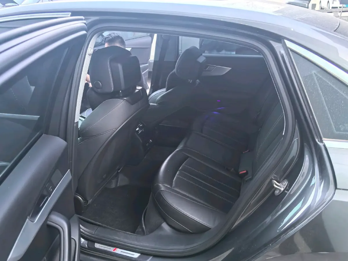 2020 Audi A4L 2.0T 190HP L4 7DCT,autocango,china used car exporter,china ev exporter,chinese used car exporter,chinese used ev exporter