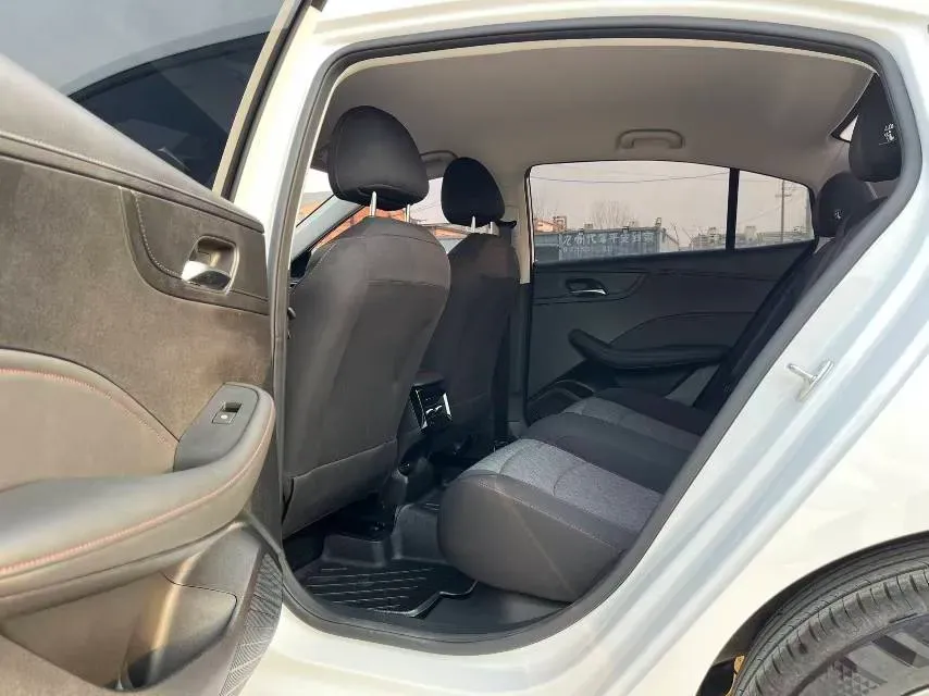 2023 Roewe i5 1.5L 129HP L4 5MT,autocango,china used car exporter,china ev exporter,chinese used car exporter,chinese used ev exporter