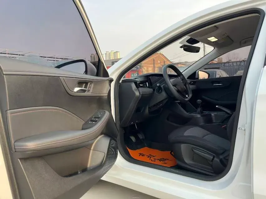 2023 Roewe i5 1.5L 129HP L4 5MT,autocango,china used car exporter,china ev exporter,chinese used car exporter,chinese used ev exporter