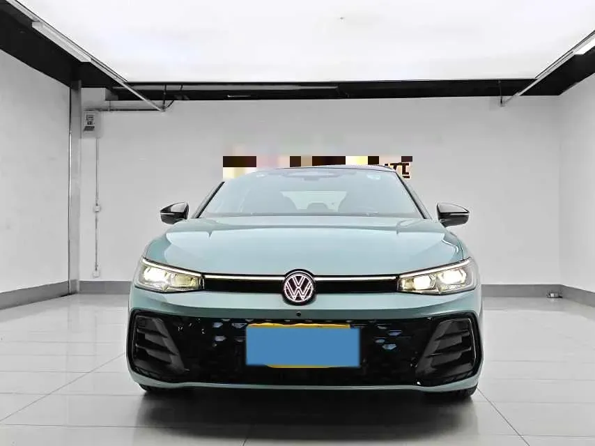 2025 Volkswagen Passat 2.0T 220HP L4 7DCT,autocango,china used car exporter,china ev exporter,chinese used car exporter,chinese used ev exporter