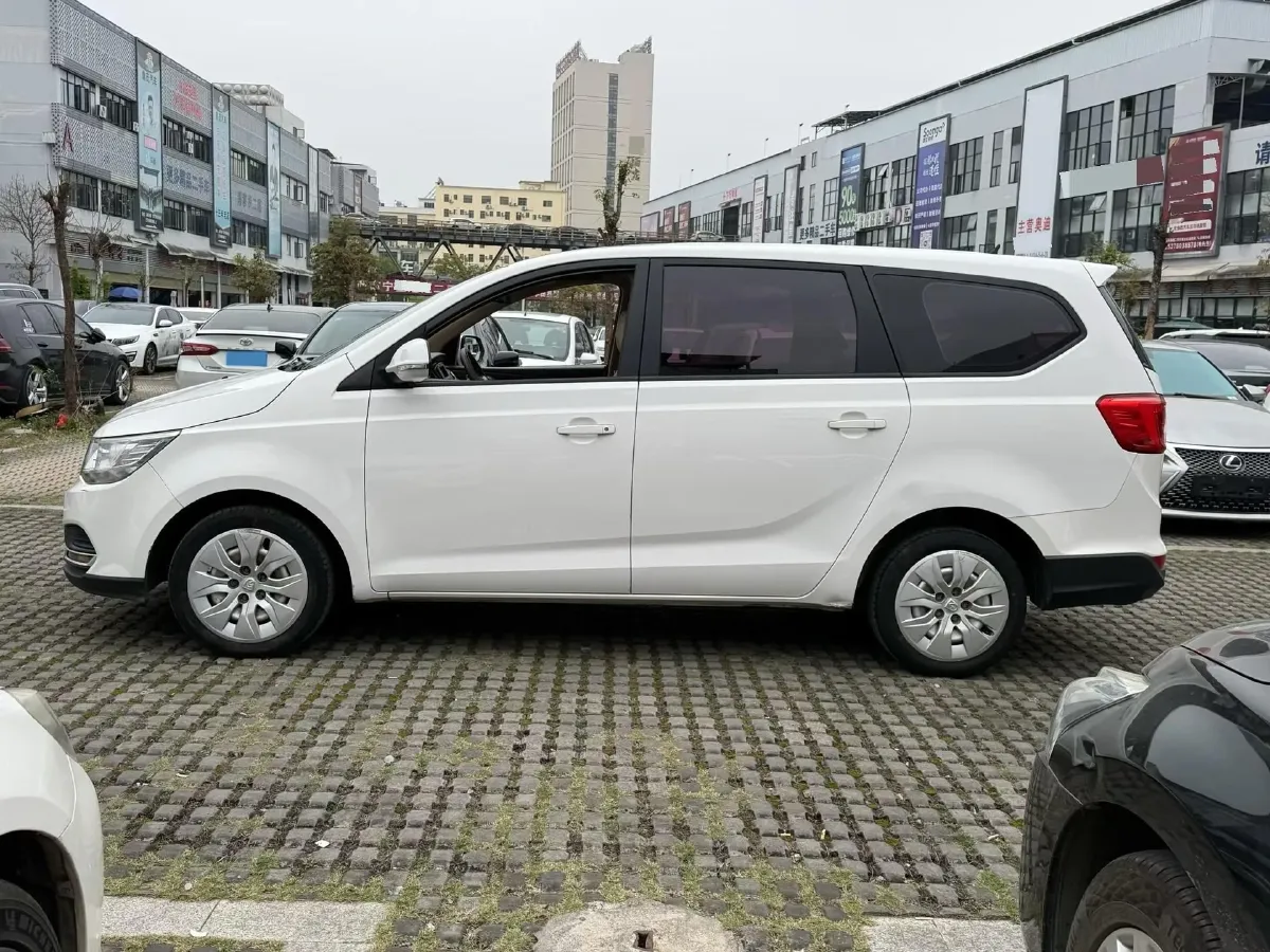 2019 BaoJun 730 1.5L 105HP L4 6MT,autocango,china used car exporter,china ev exporter,chinese used car exporter,chinese used ev exporter